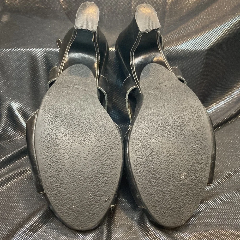 Clarks Artisan black size 10 heels. Leather is soft and supple.  Fc‎ 2